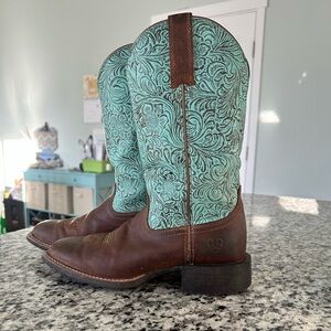 Ariat Ladies Round Up Square Toe Brown and Turquoise Boots
Size 6.5B